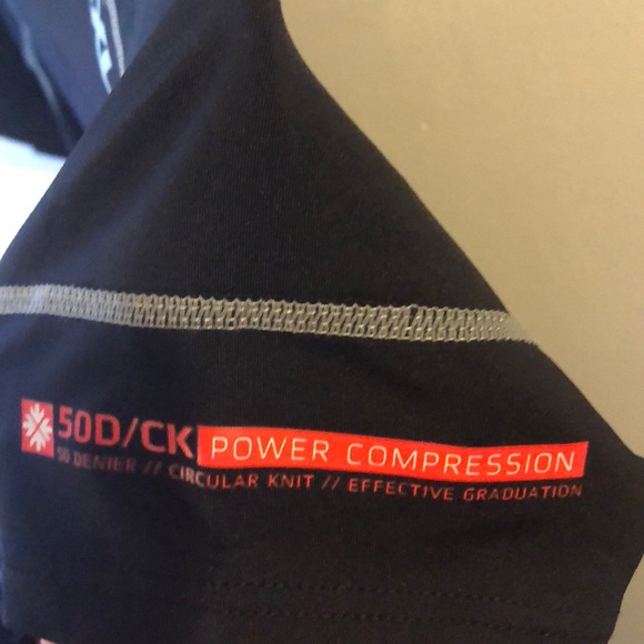 NWOT 2XU Black compression top size m - Picture 2 of 3